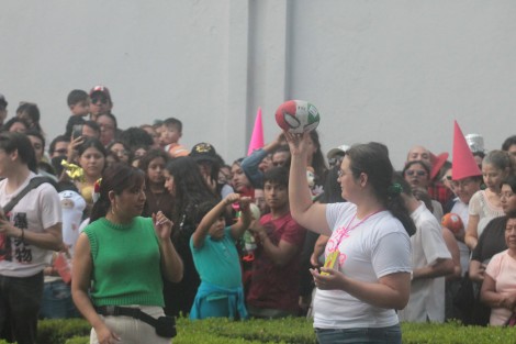 Afortunadamente en Xalapa, aún se puede ver a la gente convivir y reír con cosas tan sencillas como ver rodar unos melones por sus empinadas calles. Así, con cientos de participantes y más cientos de espectadores se llevó a cabo la 20a. Carrera de melones.
