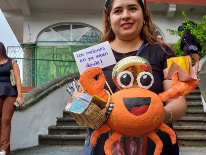 Afortunadamente en Xalapa, aún se puede ver a la gente convivir y reír con cosas tan sencillas como ver rodar unos melones por sus empinadas calles. Así, con cientos de participantes y más cientos de espectadores se llevó a cabo la 20a. Carrera de melones.