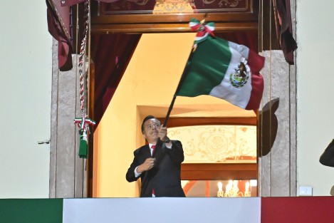 Al grito de ¡Viva el pueblo heroico de Veracruz! y ¡Viva la defensa de la soberanía!, el gobernador Cuitláhuac García Jiménez dirigió su última arenga a las y los veracruzanos desde el balcón central de la sede del Poder Ejecutivo, por el 214 Aniversario del Inicio de la Independencia de México.