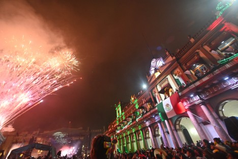 Al grito de ¡Viva el pueblo heroico de Veracruz! y ¡Viva la defensa de la soberanía!, el gobernador Cuitláhuac García Jiménez dirigió su última arenga a las y los veracruzanos desde el balcón central de la sede del Poder Ejecutivo, por el 214 Aniversario del Inicio de la Independencia de México.