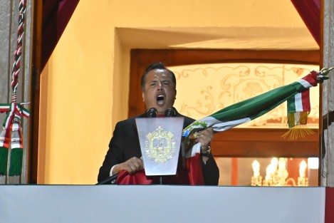 En emotivo tributo a los héroes de la patria evocó a Epigmenio González, Ignacio Allende, Juan Aldama, José María Morelos y Pavón, Vicente Guerrero, Josefa Ortiz de Domínguez y Miguel Hidalgo y Costilla, así como tres fervorosos ¡Viva México! que resonaron con fuerza en la Plaza Sebastián Lerdo de Tejada, acto seguido fue entonado el Himno Nacional al unísono.