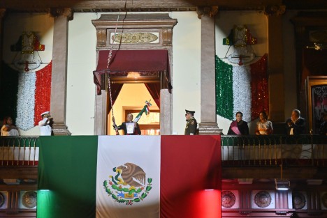 En emotivo tributo a los héroes de la patria evocó a Epigmenio González, Ignacio Allende, Juan Aldama, José María Morelos y Pavón, Vicente Guerrero, Josefa Ortiz de Domínguez y Miguel Hidalgo y Costilla, así como tres fervorosos ¡Viva México! que resonaron con fuerza en la Plaza Sebastián Lerdo de Tejada, acto seguido fue entonado el Himno Nacional al unísono.