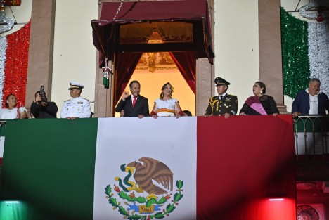 A esta fiesta cívica, asistió la gobernadora electa como invitada especial del mandatario, Rocío Nahle García, además, mandos militares y navales; los titulares de los poderes Legislativo, Judicial y del Gabinete ampliado, quienes han sido partícipes de la Cuarta Transformación.