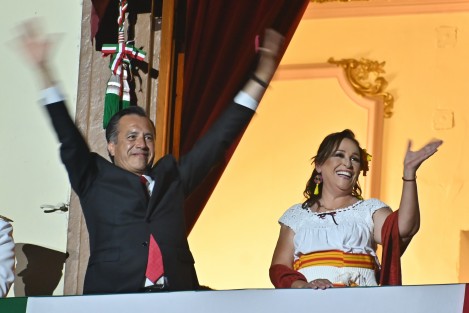 A esta fiesta cívica, asistió la gobernadora electa como invitada especial del mandatario, Rocío Nahle García, además, mandos militares y navales; los titulares de los poderes Legislativo, Judicial y del Gabinete ampliado, quienes han sido partícipes de la Cuarta Transformación.