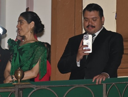 A esta fiesta cívica, asistió la gobernadora electa como invitada especial del mandatario, Rocío Nahle García, además, mandos militares y navales; los titulares de los poderes Legislativo, Judicial y del Gabinete ampliado, quienes han sido partícipes de la Cuarta Transformación.