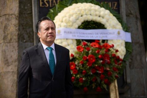 Los titulares de los Poderes Ejecutivo, Legislativo y Judicial, Cuitláhuac García, Adriana Esther Martínez y Lisbeth Aurelia Jiménez, rindieron guardia de honor en el monumento a Miguel Hidalgo. Le acompañaron mandos de SEDENA y SEMAR