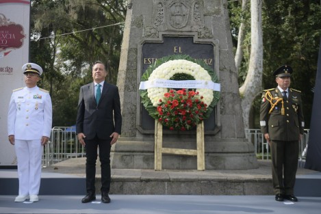 Los titulares de los Poderes Ejecutivo, Legislativo y Judicial, Cuitláhuac García, Adriana Esther Martínez y Lisbeth Aurelia Jiménez, rindieron guardia de honor en el monumento a Miguel Hidalgo. Le acompañaron mandos de SEDENA y SEMAR