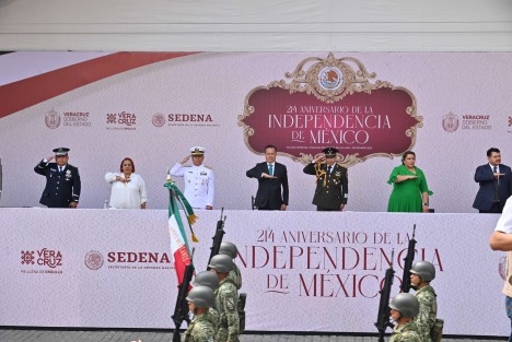 El mandatario estatal Cuitláhuac García, acompañado por las titulares del Poder Legislativo y Judicial, miembros de su gabinete, mandos militares, entre otros servidores públicos, presenció el desfile cívico-militar por el 214 aniversario de la Independencia de México.