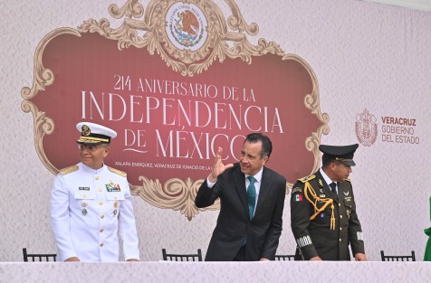 El mandatario estatal Cuitláhuac García, acompañado por las titulares del Poder Legislativo y Judicial, miembros de su gabinete, mandos militares, entre otros servidores públicos, presenció el desfile cívico-militar por el 214 aniversario de la Independencia de México.