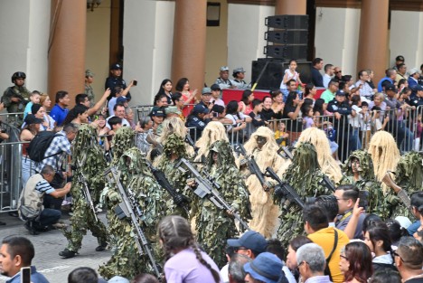 Entre aplausos, cientos de ciudadanos disfrutaron del recorrido en armonía gracias al despliegue de más de 400 agentes, 10 patrullas, 12 motos, 2 ambulancias y policías viales que nuevamente garantizaron el saldo blanco.