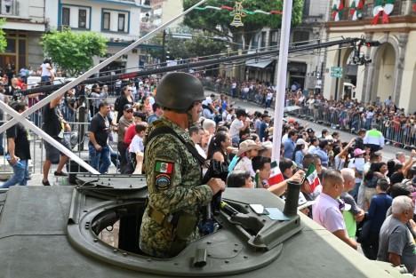 Entre aplausos, cientos de ciudadanos disfrutaron del recorrido en armonía gracias al despliegue de más de 400 agentes, 10 patrullas, 12 motos, 2 ambulancias y policías viales que nuevamente garantizaron el saldo blanco.