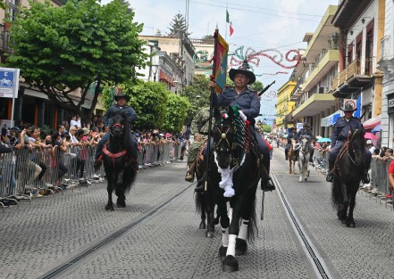 El desfile inició a las 10:30 horas con Tránsito del Estado, seguido por la Secretaría de Marina, Guardia Nacional, Secretaría de la Defensa Nacional, Seguridad Ciudadana y Tránsito Municipal, y el Pentatlón Militarizado de México, que demostraron la disciplina y lealtad que les caracteriza.