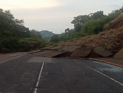 No hay paso por el libramiento de Coatepec en la primera sección en el tramo del boulevard Xalapa-Coatepec con dirección a El Grande. Debido a las fuertes lluvias de ayer hubo deslizamiento de tierra. 