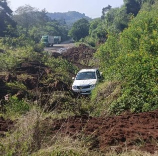No hay paso por el libramiento de Coatepec en la primera sección en el tramo del boulevard Xalapa-Coatepec con dirección a El Grande. Debido a las fuertes lluvias de ayer hubo deslizamiento de tierra. 