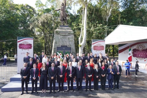 La Secretaría de Infraestructura y Obras Públicas, encabezada por Elio Hernández, rindió guardia de honor ante el monumento a Miguel Hidalgo. 
