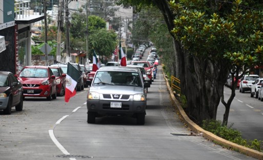 Trabajadores del Poder Judicial de la Federación, con caravana y performance, representaron el sepelio de la justicia en México, recorrieron varias avenidas hasta llegar al panteón Xalapeño.