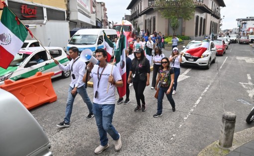 Trabajadores del Poder Judicial de la Federación, con caravana y performance, representaron el sepelio de la justicia en México, recorrieron varias avenidas hasta llegar al panteón Xalapeño.