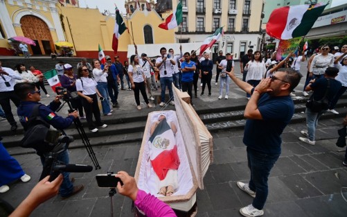 Trabajadores del Poder Judicial de la Federación, con caravana y performance, representaron el sepelio de la justicia en México, recorrieron varias avenidas hasta llegar al panteón Xalapeño.