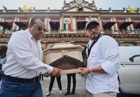 Posteriormente en la plaza Lerdo realizaron un performance donde representaron la muerte de la justicia. 