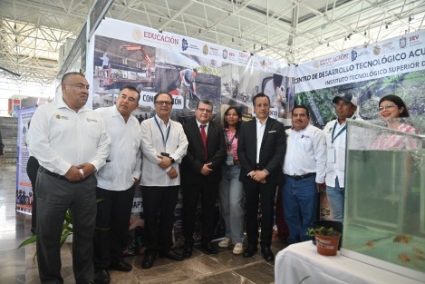 El gobernador Cuitláhuac García Jiménez inauguró el Encuentro de Intercambio de Experiencias en proyectos apoyados por el COVEICyDET, en el Museo Kaná de Xalapa, Ver..