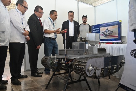 El Gobernador del Estado de Veracruz, Ing. Cuitláhuac García Jiménez, visitó los stand y carteles del Encuentro de intercambio de experiencias de proyectos apoyados por el COVEICYDET. 