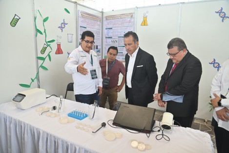 El Gobernador del Estado de Veracruz, Ing. Cuitláhuac García Jiménez, visitó los stand y carteles del Encuentro de intercambio de experiencias de proyectos apoyados por el COVEICYDET. 