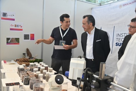 El Gobernador del Estado de Veracruz, Ing. Cuitláhuac García Jiménez, visitó los stand y carteles del Encuentro de intercambio de experiencias de proyectos apoyados por el COVEICYDET. 