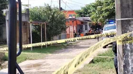 Tres personas, una mujer y dos hombres, fueron asesinados la tarde de este miércoles en la calle México esquina Luis Donaldo Colosio de la colonia Alfredo V. Bonfil, de la ciudad de Martínez de la Torre, Ver., por desconocidos que arribaron en camionetas. Las víctimas no han sido identificadas.