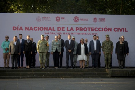 A temprana hora, el Gobernador y la presidenta del Congreso del Estado, Adriana Esther Martínez Sánchez, acompañados por integrantes de la Coordinación Estatal para la Construcción de la Paz, Protección Civil Municipal de Xalapa, Cruz Roja, Cruz Ámbar, Comisión Nacional Forestal, Escuadrón Nacional de Rescate y Cuerpo de Bomberos, izaron bandera a media asta en el parque Benito Juárez.