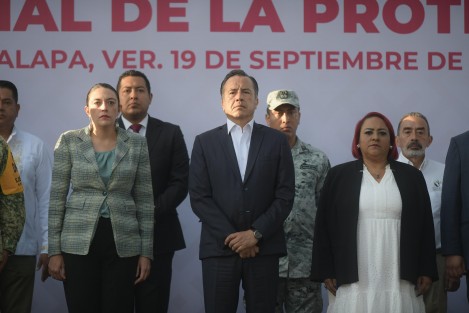 A temprana hora, el Gobernador y la presidenta del Congreso del Estado, Adriana Esther Martínez Sánchez, acompañados por integrantes de la Coordinación Estatal para la Construcción de la Paz, Protección Civil Municipal de Xalapa, Cruz Roja, Cruz Ámbar, Comisión Nacional Forestal, Escuadrón Nacional de Rescate y Cuerpo de Bomberos, izaron bandera a media asta en el parque Benito Juárez.