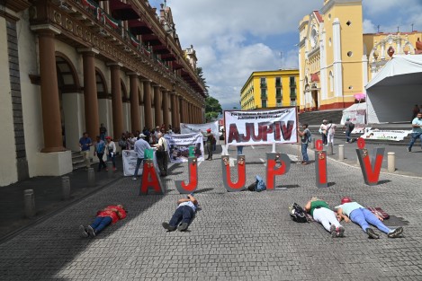 Integrantes de AJUPIV bloquearon este jueves la calle Enríquez, en el centro de la Capital, para insistir en el pago del seguro institucional.