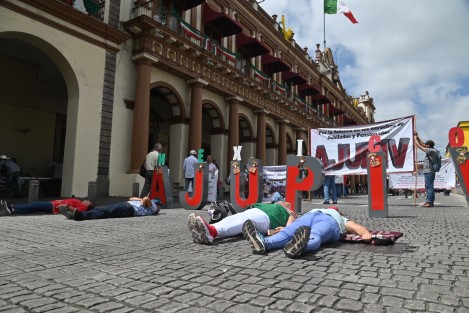 Integrantes de AJUPIV bloquearon este jueves la calle Enríquez, en el centro de la Capital, para insistir en el pago del seguro institucional.