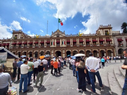 Con la bandera a media asta en Xalapa se realizó el Simulacro Nacional 2024, práctica preventiva que surgió a raíz de la tragedia suscitada tras el sismo de 1985 que dejara un estimado oficial de poco más de 3 mil víctimas, aunque se cree que la cifra real fue mucho mayor