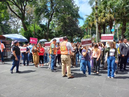 Con la bandera a media asta en Xalapa se realizó el Simulacro Nacional 2024, práctica preventiva que surgió a raíz de la tragedia suscitada tras el sismo de 1985 que dejara un estimado oficial de poco más de 3 mil víctimas, aunque se cree que la cifra real fue mucho mayor