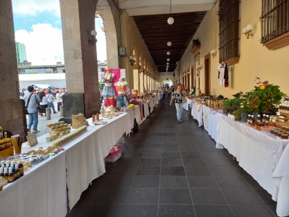 Emprendedores de la expoventa en Palacio de Gobierno también se sumaron al simulacro. 