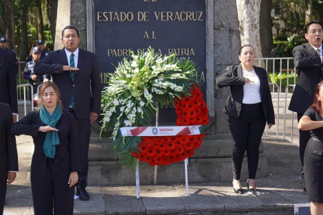 El secretario de Medio Ambiente, Juan Carlos Contreras Bautista, encabezó la guardia de honor ante el monumento a Miguel Hidalgo, en Los Berros.