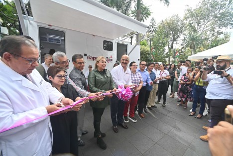 Para fortalecer el programa asistencial del Sistema DIF Xalapa y ofrecer servicios médicos y odontológicos en colonias de la periferia, el presidente municipal Ricardo Ahued Bardahuil entregó y puso en funcionamiento este viernes la primera Unidad Médica Móvil del organismo.