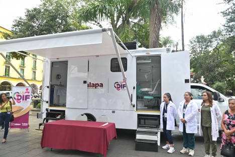 Para fortalecer el programa asistencial del Sistema DIF Xalapa y ofrecer servicios médicos y odontológicos en colonias de la periferia, el presidente municipal Ricardo Ahued Bardahuil entregó y puso en funcionamiento este viernes la primera Unidad Médica Móvil del organismo.