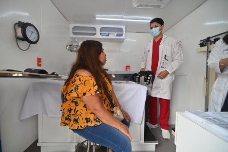 El director del DIF Municipal, Alejandro Rey del Angel Aguilar, explicó que la Unidad Móvil cuenta con un consultorio médico y un consultorio dental equipados para llegar a los lugares más alejados de la ciudad y ofrecer servicios de primer contacto, así como consultas de evaluación y medicina general.