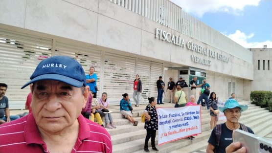 Integrantes de FREDEPO  protestaron frente a la Fiscalía General del Estado. Señalan que el organismo extravía y archiva carpetas de investigación. 