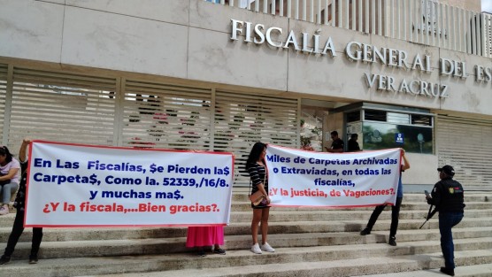 Integrantes de FREDEPO  protestaron frente a la Fiscalía General del Estado. Señalan que el organismo extravía y archiva carpetas de investigación. 