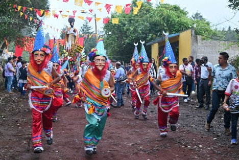 Naolinco inició su fiesta patronal con una procesión desde la capilla de Juquila hasta la parroquia  de San Mateo Apósto, cuya festividad se celebra el 21 de septiembre. La Danza de Moros y Cristianos es parte estelar de estos festejos. 

