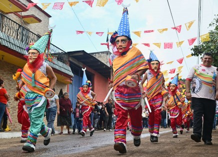 Naolinco inició su fiesta patronal con una procesión desde la capilla de Juquila hasta la parroquia  de San Mateo Apósto, cuya festividad se celebra el 21 de septiembre. La Danza de Moros y Cristianos es parte estelar de estos festejos. 

