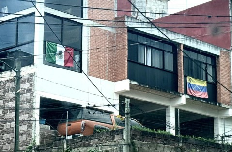 En alguna colonia de Xalapa se observa la hermandad México - Venezuela, en-bajada o en-subida... según hacia donde se vaya. 