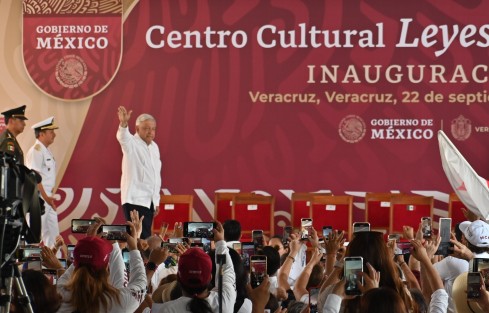  El presidente Andrés Manuel López Obrador estuvo este domingo en Veracruz realizando su última gira por la entidad, inaugurando los dos edificios históricos donde Benito Juárez vivió y expidió las Leyes de Reforma. Lo acompañaron el gobernador Cuitláhuac García Jiménez y la gobernadora electa Rocío Nahle, así como integrantes del gabinete federal. 