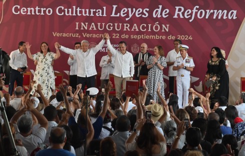  El presidente Andrés Manuel López Obrador estuvo este domingo en Veracruz realizando su última gira por la entidad, inaugurando los dos edificios históricos donde Benito Juárez vivió y expidió las Leyes de Reforma. Lo acompañaron el gobernador Cuitláhuac García Jiménez y la gobernadora electa Rocío Nahle, así como integrantes del gabinete federal. 