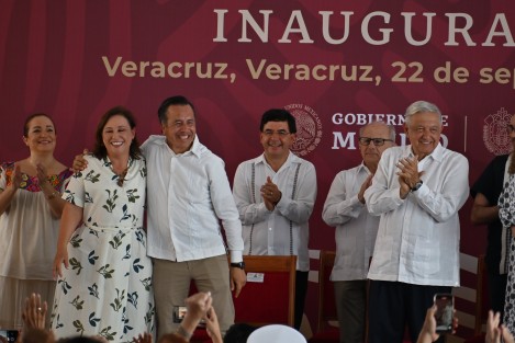  El presidente Andrés Manuel López Obrador estuvo este domingo en Veracruz realizando su última gira por la entidad, inaugurando los dos edificios históricos donde Benito Juárez vivió y expidió las Leyes de Reforma. Lo acompañaron el gobernador Cuitláhuac García Jiménez y la gobernadora electa Rocío Nahle, así como integrantes del gabinete federal. 