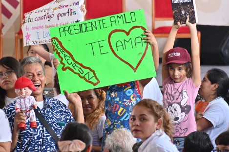 El Presidente recibió muestras de afecto y agradecimiento de los asistentes.