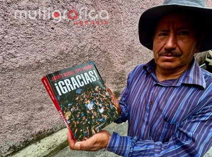 Ciudadano lee el más reciente libro del aún Presidente de México. Gente como él agradecen sus acciones de Gobierno, pese a que otros sectores estén en desacuerdo.  
