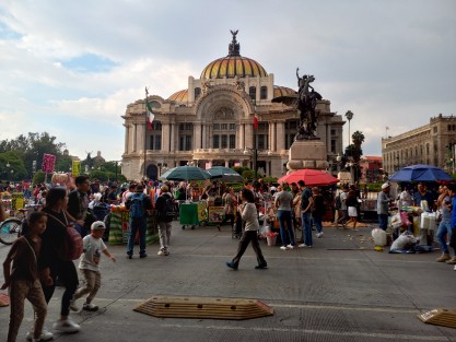 La belleza del Palacio de Bellas Artes oculta tras comerciantes de alimentos chatarras debido al cierre temporal de la Alameda Central. Ese tramo de la Avenida Juárez, sin decreto, convertida en peatonal. 